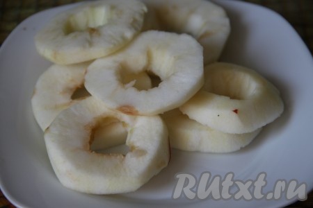 Яблоки, очистив от кожуры и серединки, нарезать кружочками.
