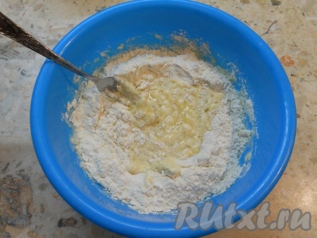 Всыпать просеянную муку.