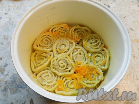 Выставить программу "Мультиповар" - 120 градусов на 30 минут. Если в мультиварке нет такой программы, можно готовить на режиме "Тушение", только поглядывайте, чтобы не выкипела вода полностью и ленивые пельмени не подгорели.
