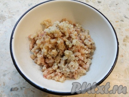 Для приготовления начинки мясо с луком перекрутить на мясорубке, добавить соль и перец, хорошо перемешать.
