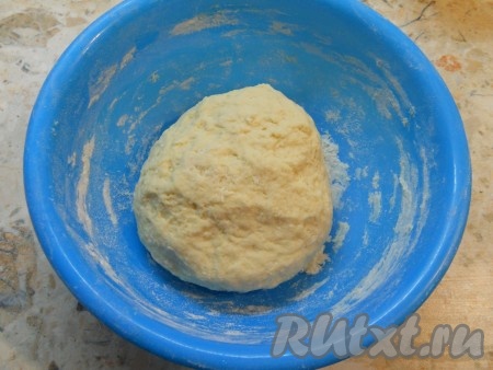 Замесить плотное, туговатое и не липнущее тесто, накрыть его пищевой пленкой и оставить минут на 20.
