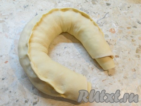 Свернуть тесто в плотный рулет, край хорошо защипнуть.