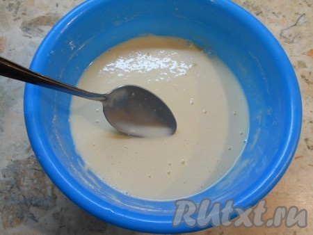 Всыпать просеянную муку, замесить блинное тесто. Влить немного воды. Тесто должно быть и не слишком густым, но и не жидким.
