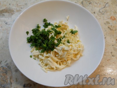 Приготовить начинку: плавленный сырок натереть на крупной терке, добавить пропущенный через пресс чеснок и измельченную петрушку.
