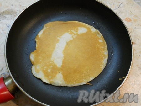 Блинчики пожарить обычным способом - до румяности с двух сторон на среднем огне, смазывая сковороду растительным маслом.
