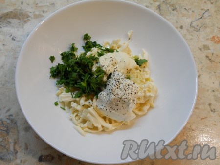 Посолить немного, поперчить, добавить майонез и сметану, хорошенько все перемешать и начинка готова.
