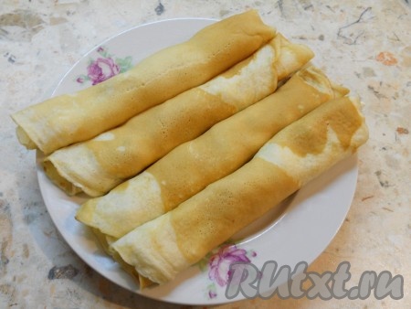 Свернуть блинчики плотными трубочками.