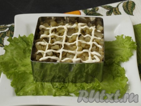 Нарезать кубиками маринованный огурец, выложить на филе курицы, смазать майонезом.
