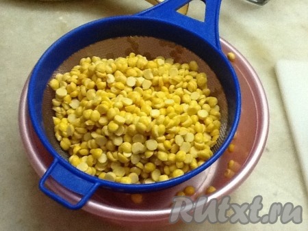 Горох замочить на ночь или на несколько часов. Затем воду слить.