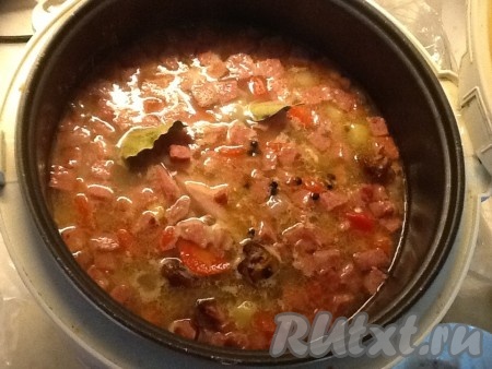 Обжарить лук с колбасой и выложить в мультиварку.