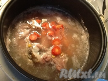 Через 10 минут добавить нарезанную морковь в мультиварку.