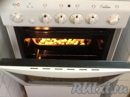 Поставить противень с будущими сухариками в разогретую духовку на 15 минут. Дверцу не закрывать - чтобы выходила влага.
