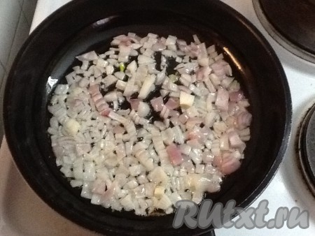 Нарезать и обжарить, помешивая, лук на подсолнечном масле на сковороде.