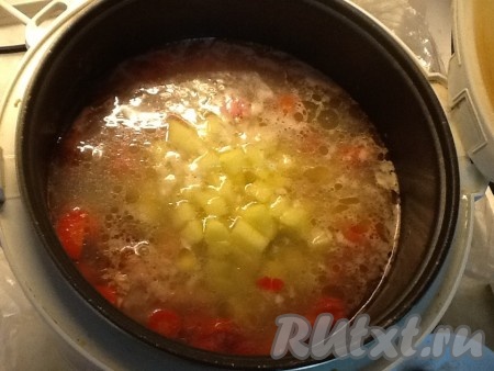 Нарезать картошку и следом за морковью добавить в мультиварку, чуть подсолить.