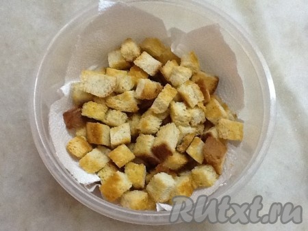 Достать готовые сухарики из духовки и переложить в емкость.