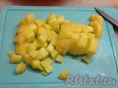 Нарезать картошку и следом за морковью добавить в мультиварку, чуть подсолить.