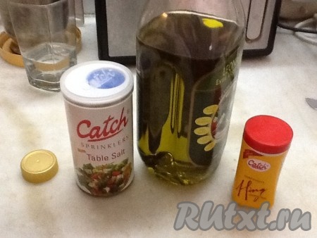 А тем временем займемся подготовкой сухариков. Включить духовку на 200 градусов. Нарезать белый хлеб на кубики, выложить на противень, сбрызнуть оливковым маслом и посыпать специями. Можно немного посыпать чесночком и посолить.