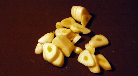 Нарежем мелкими кусочками чеснок.