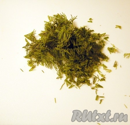 Нарежем укроп.
