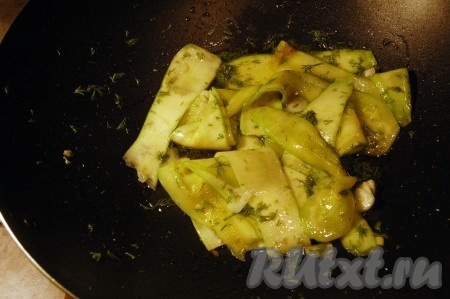 Нарежем укроп и тоже добавим к кабачку с чесноком.