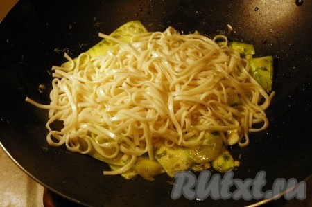 Затем добавляем отдельно сваренную лапшу.