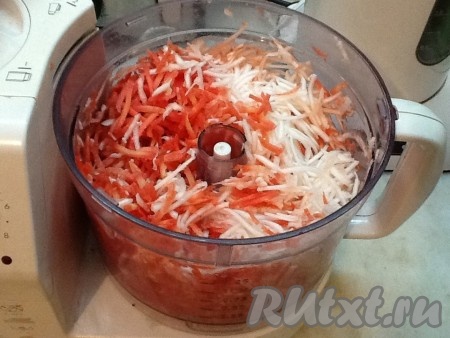 Очистить редьку и морковь, затем натереть в комбайне или на крупной терке.