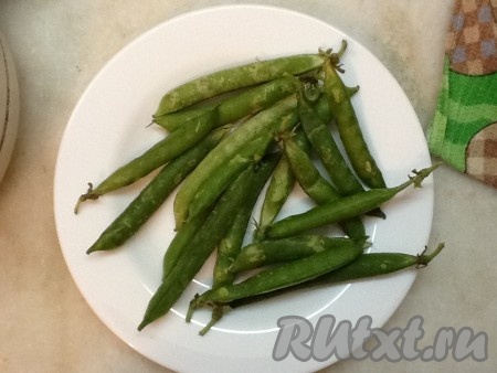 Подготовить необходимые ингредиенты для приготовления салата из редьки с морковью.