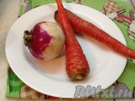 Подготовить необходимые ингредиенты для приготовления салата из редьки с морковью.