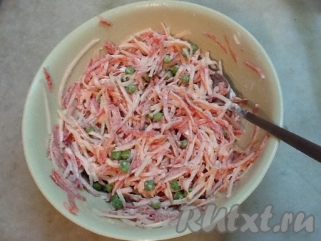 Салат посолить и заправить майонезом и сливками. Можно использовать сметану.