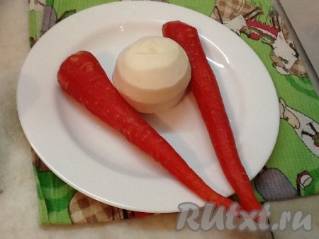 Очистить редьку и морковь, затем натереть в комбайне или на крупной терке.