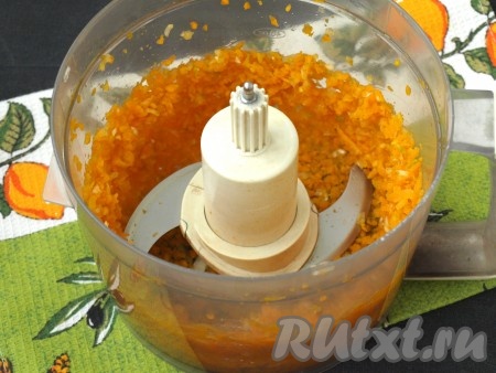 Вес тыквы указан в очищенном виде. Тыкву следует нарезать кубиками произвольно, а затем измельчить в комбайне с помощью металлического ножа.
