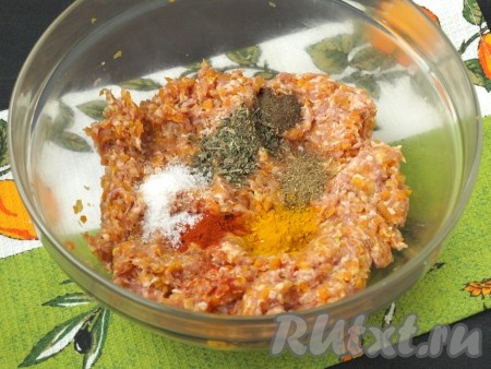 Тщательно перемешать фарш и тыкву, добавить все необходимые специи. На мой вкус, те специи, которые я указала, очень хорошо дополнили друг друга, но вы можете добавить что-то своё. Соли можно добавить больше, просто в моей семье солёная еда не приветствуется.
