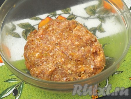 Фарш тщательно перемешать со специями, несколько раз подбросить и ударить об миску, чтобы выбить лишний воздух.
