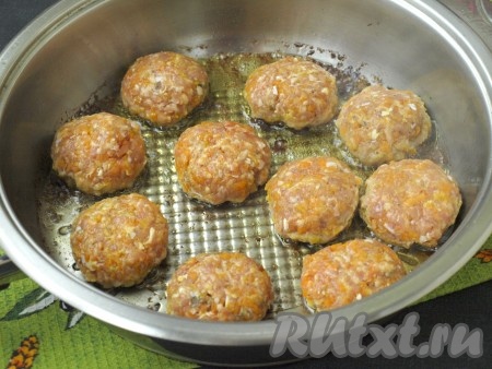Сформировать из фарша котлеты. Разогреть в сковороде масло, выложить в него котлеты и обжарить на среднем огне до румяной корочки с двух сторон.
