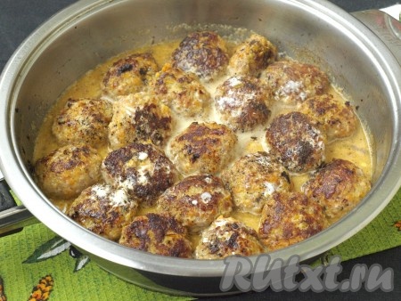 Затем все обжаренные котлеты залить соусом. Для приготовления соуса смешать сметану с водой, добавить немного соли. Сковороду с котлетами из индейки с тыквой накрыть крышкой и готовить на небольшом огне 10-15 минут. Таким образом у нас получится подлива, которой можно будет полить любой гарнир.
