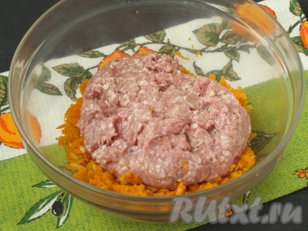 Переложить мякоть тыквы в миску. Добавить индюшиный фарш.
