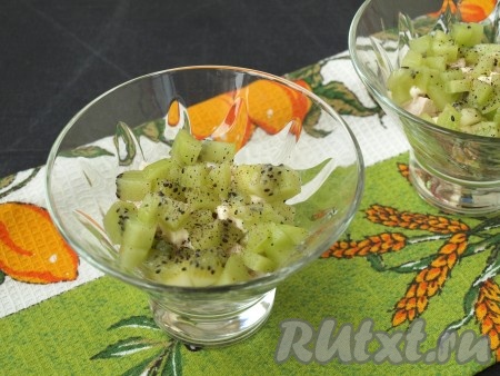 Нарезать кубиками 1 очищенный киви. У меня киви были крупные, на этот салат хватило 2 штук, если маленькие - то лучше взять 3-4 штуки. Также отмечу, что нужно взять плотные, не переспевшие плоды, иначе киви дадут много сока и будет невкусно. Сверху киви немного посыпать молотым перцем, майонезом смазывать не нужно.