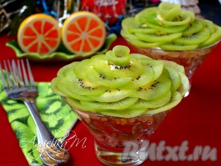 Необыкновенно вкусный, сочный салат с киви, курицей и яблоком можно сразу же подавать к столу.
