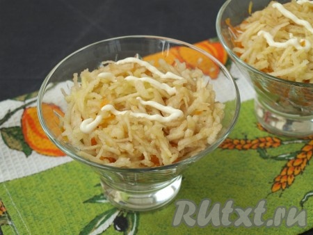 Далее очистить яблоко, натереть его на тёрке, смешать с лимонным соком, чтобы яблоко не потемнело. Выложить яблоко сверху моркови и совсем немного смазать майонезом.
