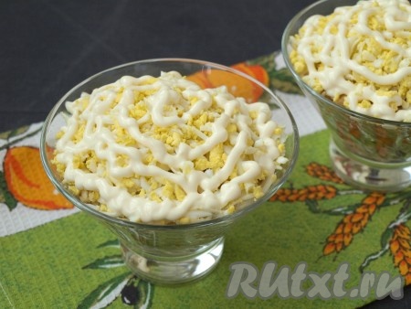 Натереть на тёрке яйца и выложить сверху яблока, нанести майонез.
