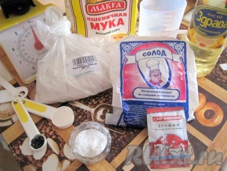 Для начала скажу, где можно раздобыть солод. Если в ваших продуктовых магазинах его&nbsp; не достать, то можно воспользоваться квасным суслом с солодом. Но обязательно проверьте состав квасного сусла, так как некоторые производители сейчас предлагают сусло без солода. В продаже встречаются жидкое и сухое сусло. Мне больше понравилось готовить с жидким. Добавляем 1-2 столовых ложки вместо солода.
