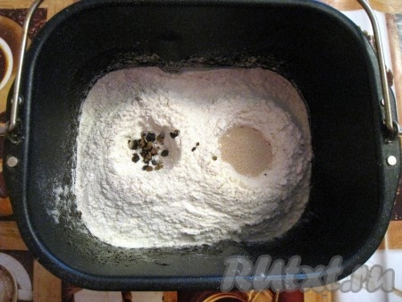 В форму для хлеба засыпать ингредиенты в следующем порядке: вода, растительное масло, сахар, соль, солод, мука ржаная, мука пшеничная, дрожжи, целые или раздавленные ягоды можжевельника. Мне больше всего понравился хлебушек на программе "Французский хлеб", вес - 750 грамм, цвет корочки - по вкусу. У кого есть программа "Ржаной хлеб" можете воспользоваться, но, как мне кажется, на режиме "Французский хлеб" хлебушек получается вкуснее.
