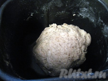 В результате замешивания формируется такой вот колобок из теста.