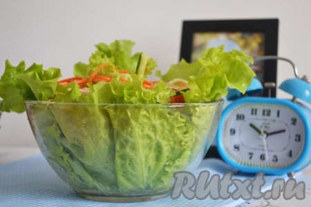 Выложить салат.
