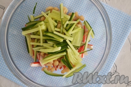 Огурец нарезать тонкой соломкой (если кожица огурчика горчит, ее нужно очистить) и добавить к другим ингредиентам.