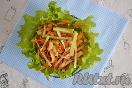 Красивый, сочный, вкусный салат с фасолью, крабовыми палочками и болгарским перцем подать на стол.