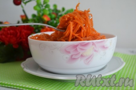 Морковка, приготовленная по-корейски, - великолепная холодная закуска, которую можно подать в качестве дополнения к мясным блюдам или овощным гарнирам.