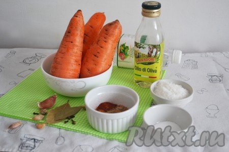 Подготовить продукты для приготовления корейской моркови в домашних условиях. Из предложенного количества ингредиентов получится 2 баночки по 0,5 литра готовой морковки по-корейски.