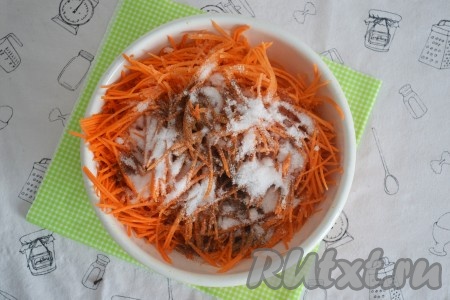 Добавить соль с сахаром и молотый кориандр.