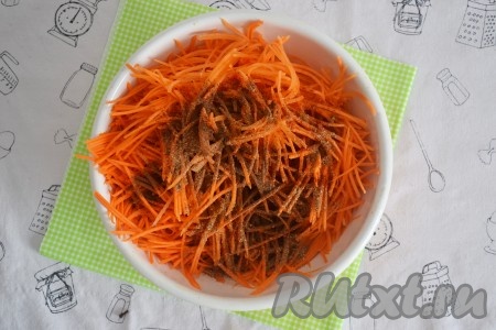 Всыпать к моркови молотые красный и чёрный перцы.